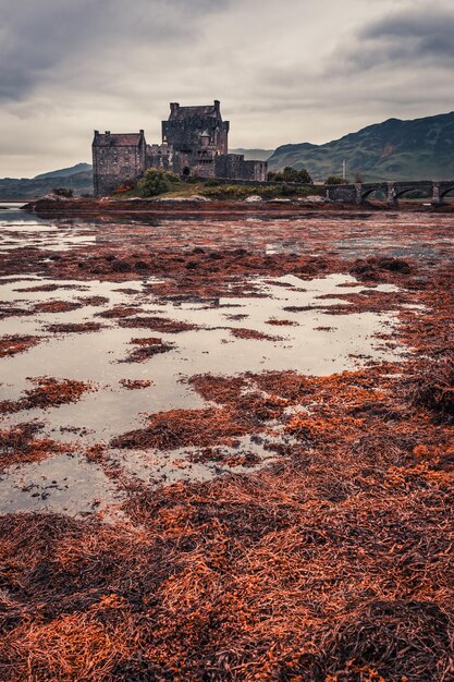 Adembenemende zonsondergang over het meer bij Eilean Donan Castle in Schotland