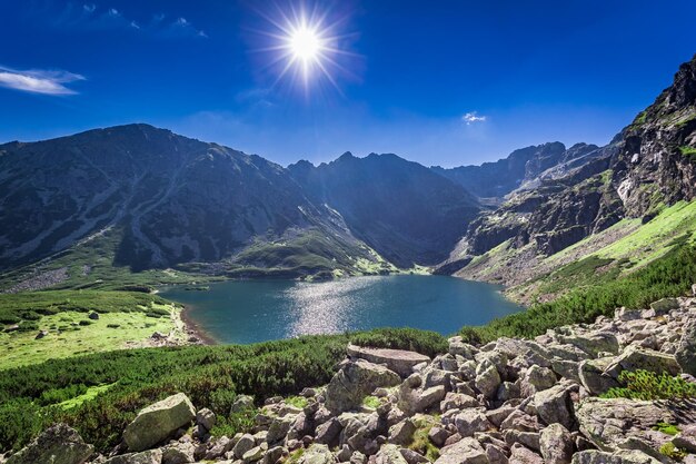 Adembenemende zonsopgang boven Czarny Staw Gasienicowy in de zomer Tatra