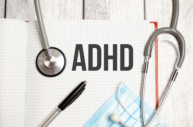 ADHD-aandachtstekort-hyperactiviteitssyndroom op houten dokterstafel