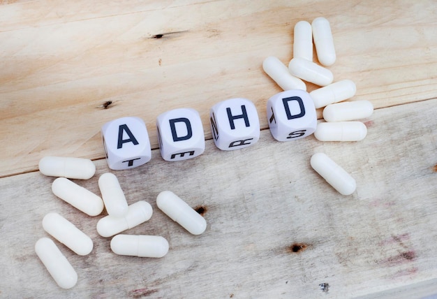 写真 コピースペースのある田舎風の天然の木材の文字のダイスでadhd