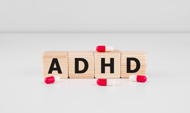 ADHD-woord over houten kubussen, medische conceptenmuur.