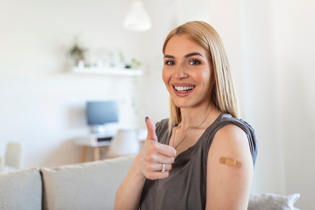 Benda adesiva sul braccio dopo l'iniezione di vaccino o medicinale,bende adesive cerotto - attrezzature mediche,benda adesiva soft focus su un brachium femminile dopo la vaccinazione covid-19,thump up,