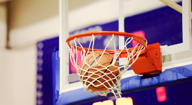 Foto palla da basket adidas che colpisce il canestro in palestra