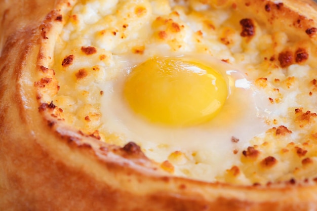 Adjarian khachapuri Georgische traditionele keuken met kaas en rauw ei close-up selectieve focus