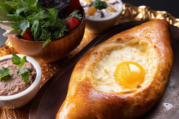 허브와 야채와 함께 Adjarian Khachapuri