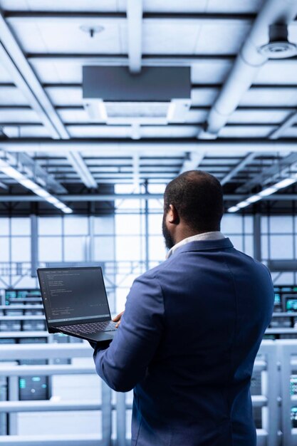 データセンターでリグとハードウェアをチェックする管理者