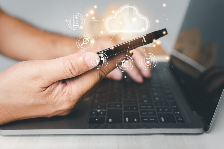 Photo 관리자는 스마트 폰과 노트북을 사용하여 가상 화면에 클라우드 컴퓨팅 다이어그램을 표시합니다. 클라우드 기술 데이터 스토리지 네트워크 서버 및 백업 데이터베이스 인터넷 서비스 개념