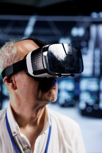 Администратор, использующий VR в центре обработки данных