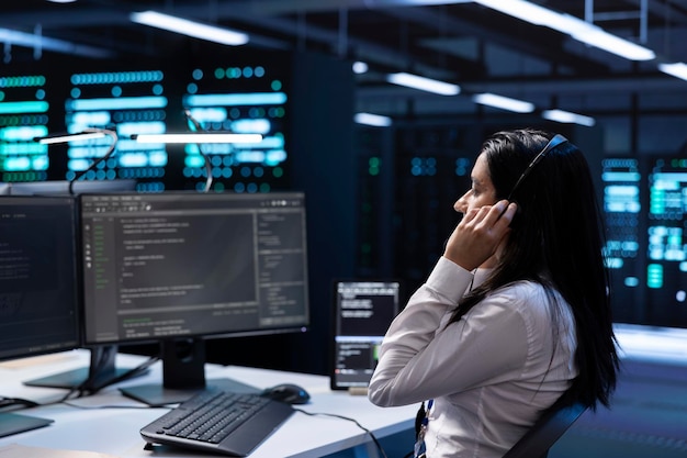 Administrator in een datacentrum die op een pc werkt en technische ondersteuning biedt