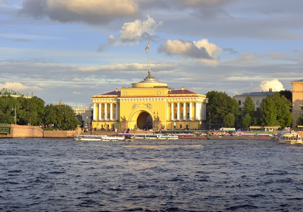 Photo admiralteyskaya embankment of the neva river spiridon church of the admiralty