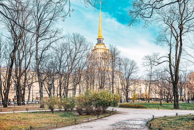 Edificio dell'ammiragliato vicino a piazza del senato san pietroburgo russia