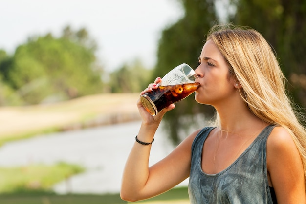 Adoloscent frisdrank buiten