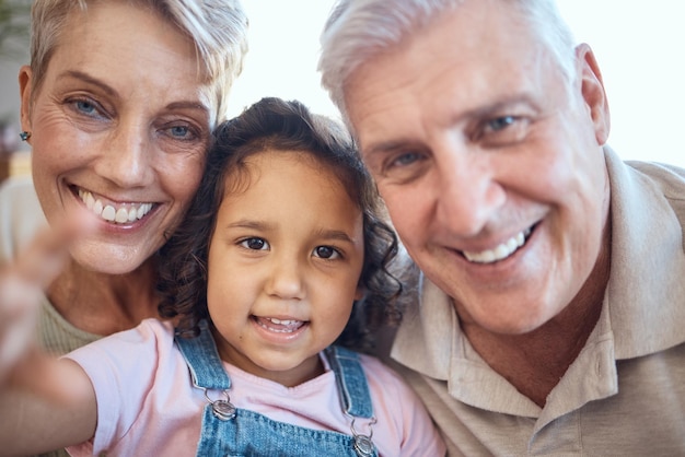 Adoptie selfie en grootouders met meisjesfamilie liefde en gelukkige glimlach terwijl band samen in ondersteunende zorg of geluk Opgewonden kind gepensioneerde senior oma en grootvader nemen sociale media foto