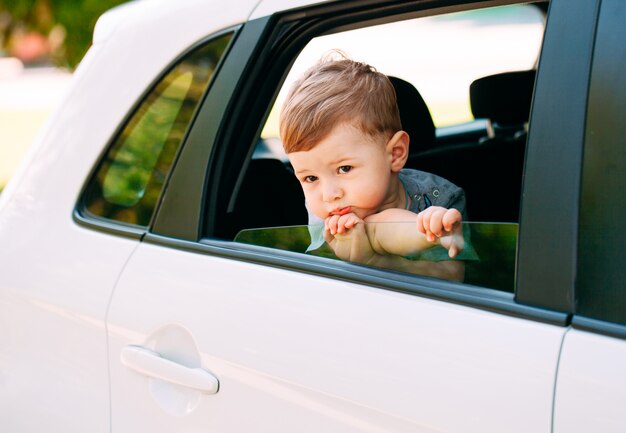 車の中でかわいい男の子