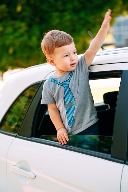 車の中で愛らしい男の子