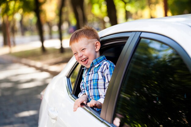 車の中でかわいい男の子