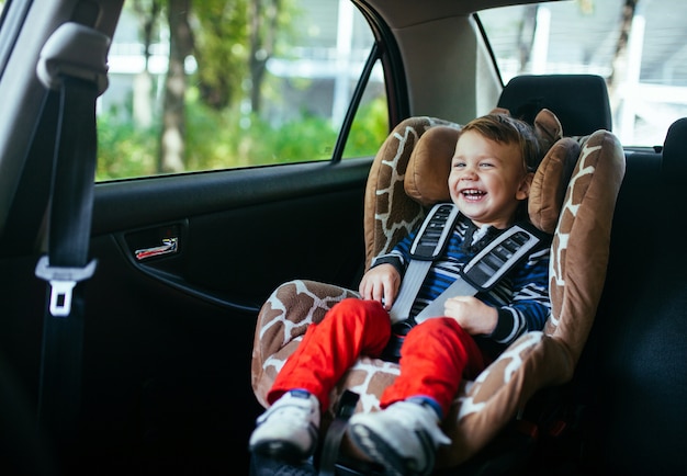 安全車の座席でかわいい男の子。