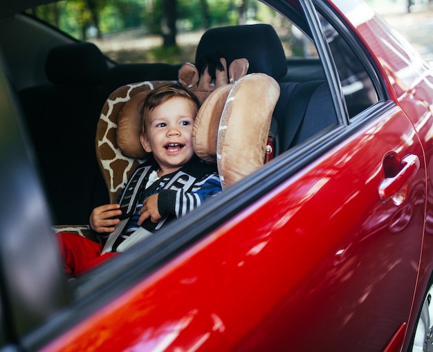 Neonato adorabile nel seggiolino auto di sicurezza.