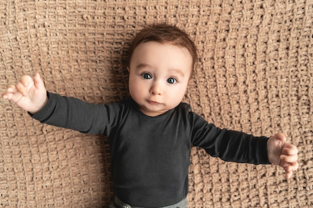 Foto l'adorabile bambino con gli occhi bellissimi