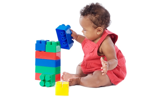 Очаровательная девочка играет со строительными блоками