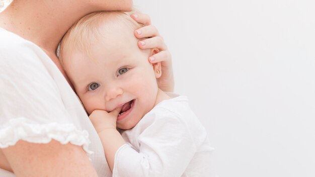 Adorabile bambina insieme a sua madre