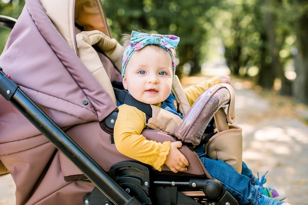 写真 白い背景のチャイルドシートでかわいい赤ちゃん