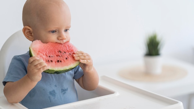 写真 食べ物で遊ぶ愛らしい赤ちゃん