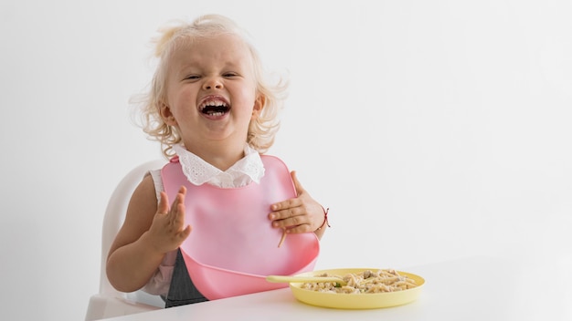 写真 食べ物で遊ぶ愛らしい赤ちゃん