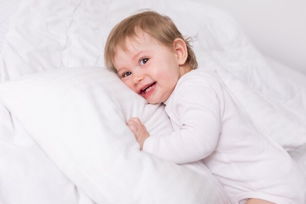 白いシャツとおむつを着た可愛い赤ちゃんが毯のカードのバナーにテキストのスペースを