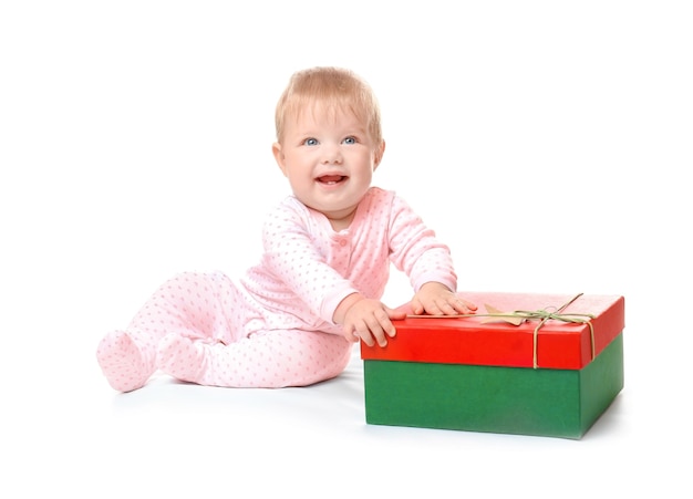 クリスマスのギフトボックスと愛らしい赤ちゃん