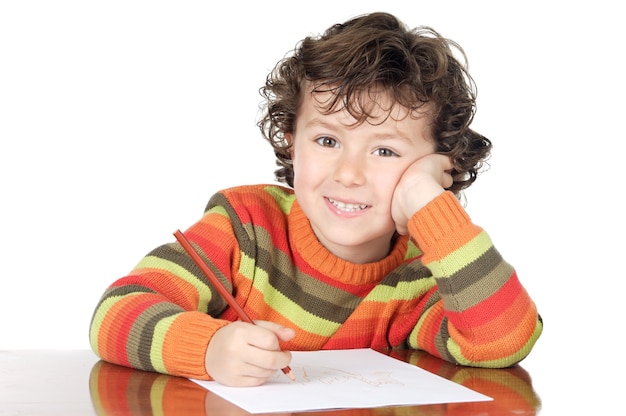 Foto ragazzo adorabile che studia una priorità bassa eccessiva bianca