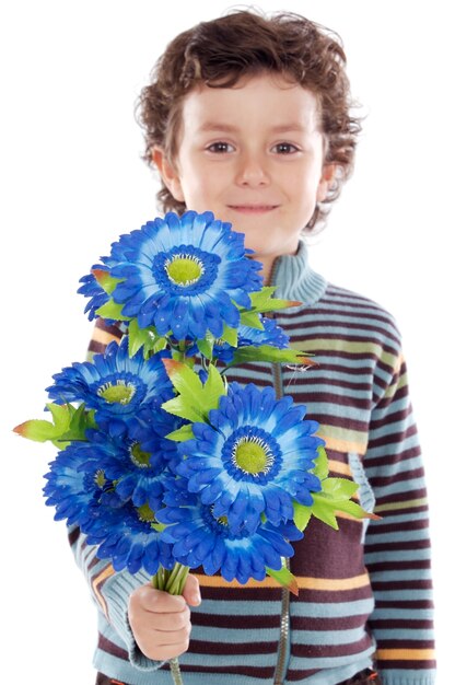 Photo adorable boy with flowers - focus in the flowers -