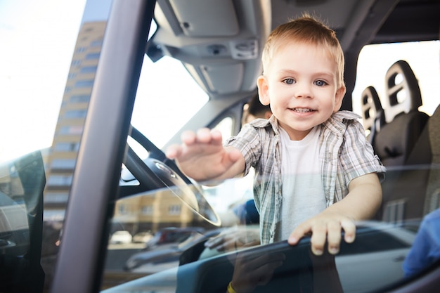 車の中で愛らしい子