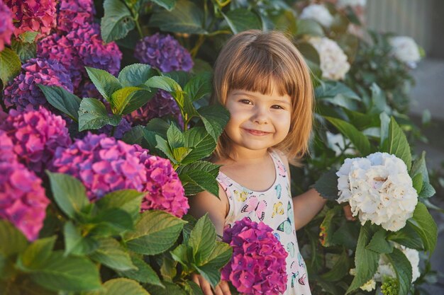 花の近くで蝶に扮した愛らしい子供