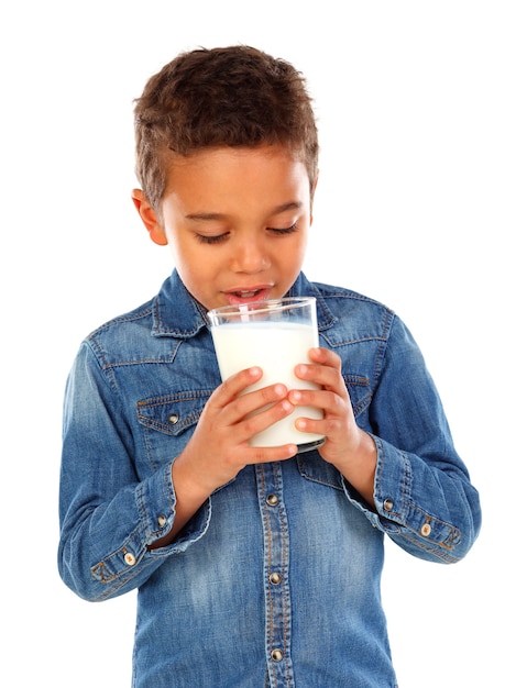 愛らしい子供の牛乳を飲む