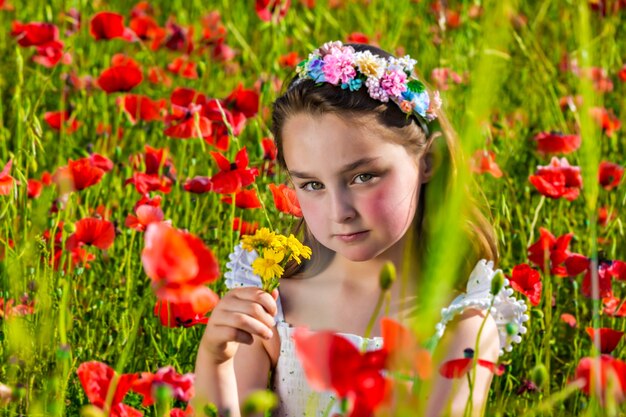 夏の花畑の愛らしい子供