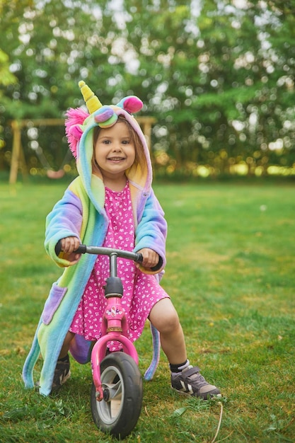 Очаровательный ребенок на велосипеде в саду
