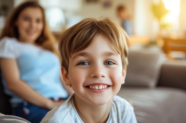 家族のリビングルームで微笑んでいる可愛い子供