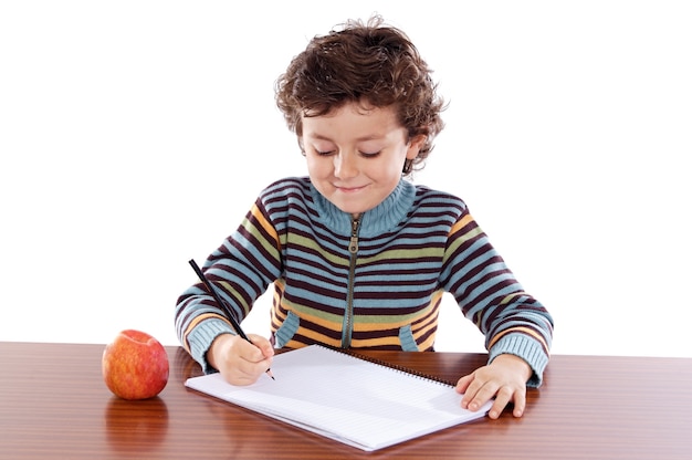 Foto bambino adorabile che studia sopra la priorità bassa bianca