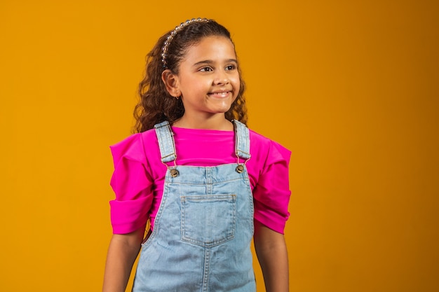 幸せなウェーブのかかった髪の愛らしい子供