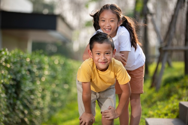 Foto bambini adorabili che propongono insieme all'aperto