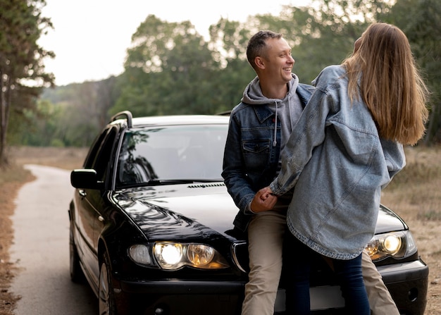 Photo adorable couple enjoying road trip together