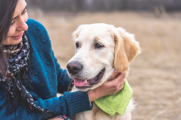 外に素敵な飼い主がいる愛らしい犬