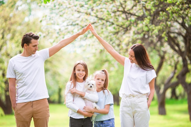 아름 다운 봄 날에 피는 벚꽃 정원에서 사랑스러운 가족