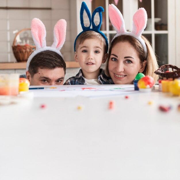 Foto famiglia adorabile con la posa delle orecchie del coniglietto