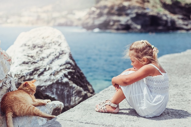 Adorabile ragazza sulla spiaggia