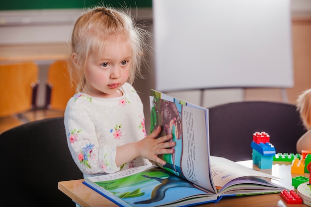 Photo adorable girl with book