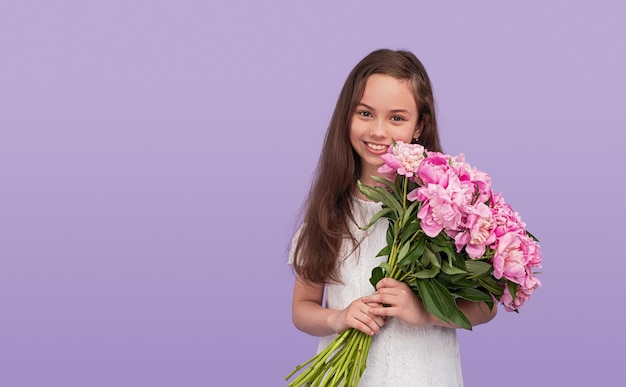 夏の花を持つ愛らしい少女