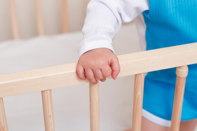 Adorabile mano del bambino sul letto