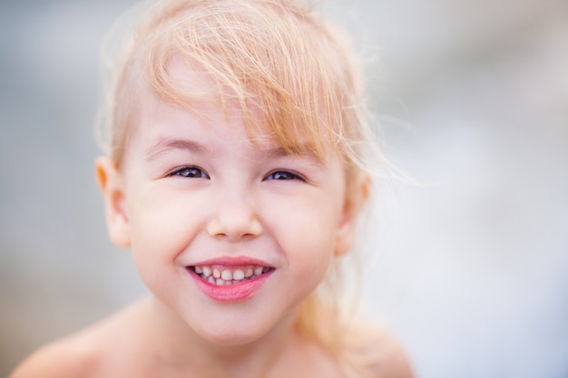 Foto adorabile bambina felice in vacanza spiaggia